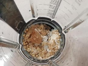 清洗干净倒入破壁机，再放入适量的老冰糖！