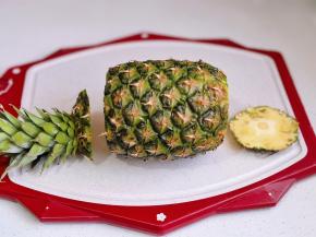 菠萝冲洗干净，切头去尾。