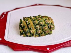 首先顺着一边纹路切，转一下再顺着纹路切。