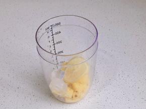 凤梨块+柠檬片+冰球。