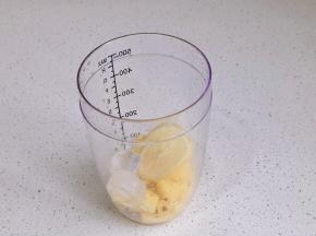 凤梨块+柠檬片+冰球。