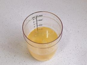 倒入菠萝柠檬汁杯中。