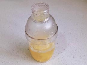 盖上盖子上下使劲摇。