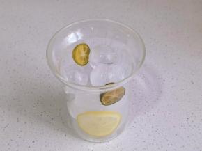 杯中加入柠檬片，小青柠，冰块。