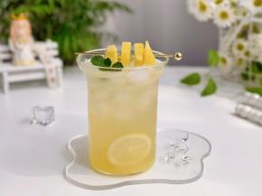 装饰薄荷味，水果签串一块菠萝做装饰。