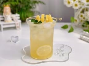 装饰薄荷味，水果签串一块菠萝做装饰。