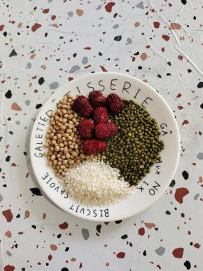 准备好所需食材:
黄豆50克，绿豆50克，大米20克，去核红枣7个！