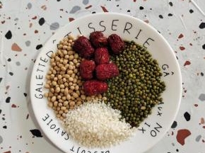 准备好所需食材:
黄豆50克，绿豆50克，大米20克，去核红枣7个！