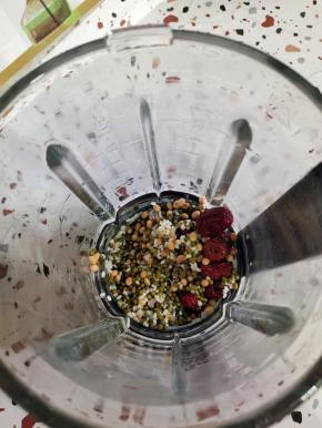 清洗干净，倒进破壁机里！