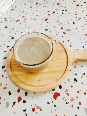 一杯细腻无渣，香浓丝滑的绿豆沙就做好了！(里面加了红枣有淡淡的甜味儿，不需要另外加糖哦！红枣可以直接去网上买去核红枣。用来打豆浆，米糊非常的方便！)