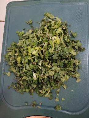 香菜切成小段！把根部和叶子混合在一起！