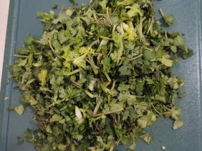 香菜切成小段！把根部和叶子混合在一起！