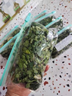 不要塞的太满！记得水分也要晾干。这样后面冷冻的时候就不会坨在一起！