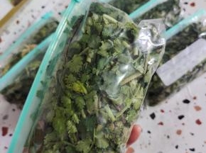 不要塞的太满！记得水分也要晾干。这样后面冷冻的时候就不会坨在一起！