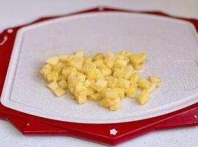 菠萝切小块。