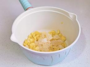 冰糖加菠萝丁倒入锅中。