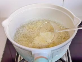 烧开后撇出泡沫，煮2分钟。