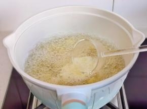 烧开后撇出泡沫，煮2分钟。