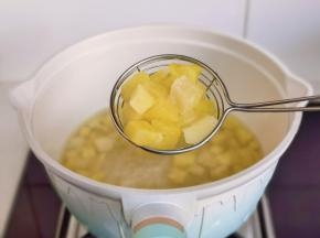 菠萝丁捞出，装瓶中。