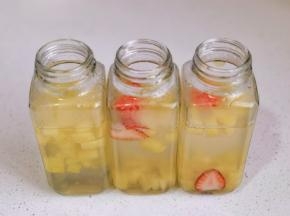 倒入菠萝丁草莓的瓶中，待凝固。