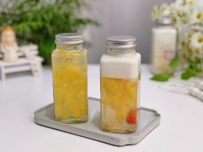 凝固后倒入牛奶，还做了一瓶单独的菠萝冻。