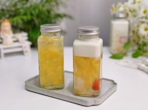 凝固后倒入牛奶，还做了一瓶单独的菠萝冻。