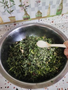 放在盆中，加入3勺盐！(比我们平时炒菜稍微咸一点就可以了！)