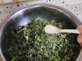 放在盆中，加入3勺盐！(比我们平时炒菜稍微咸一点就可以了！)