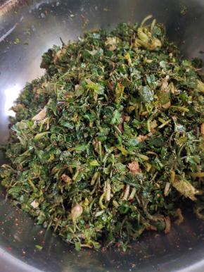 翻拌均匀腌制十分钟左右！