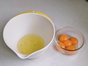 蛋白与蛋黄分离。