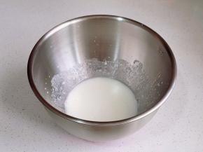 牛奶+玉米油搅拌均匀。