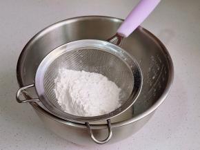 筛入低粉，拌至无干粉。