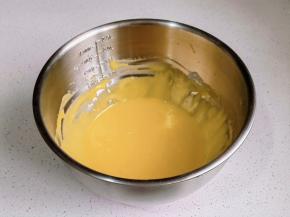 手动打蛋器Z字手法拌均匀备用。