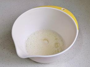 蛋白中滴入白醋，电动打蛋器低速打出鱼眼泡。