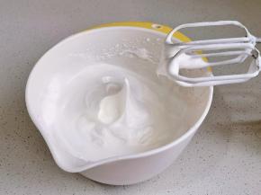 分次加入糖，打发至提起打蛋器有弯钩。