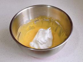 取三分之一蛋白霜放蛋黄糊中翻拌均匀。