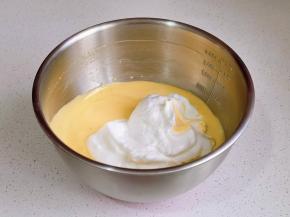 再加入三分之一蛋白霜翻拌均匀。