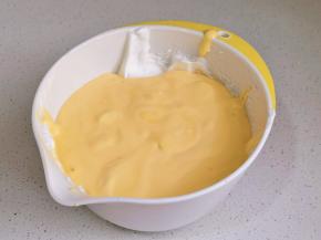 倒入蛋白霜器具中翻拌均匀。