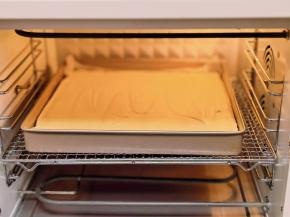 入预热好的烤箱中层。