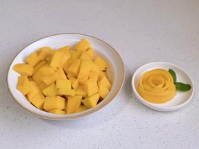 芒果切丁，还做了一朵芒果玫瑰花。（果肉切片，一片一片围成玫瑰花即可）