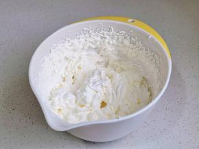 淡奶油+糖打发，装入裱花袋。