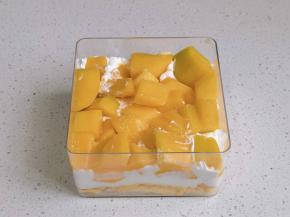 一层蛋糕片，一层奶油，一层芒果肉。