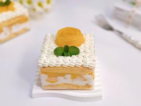 挤上奶油，装饰芒果玫瑰，薄荷叶。