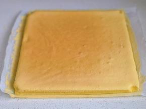 取出撕掉油纸，切方块。