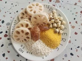 准备好所需食材:
莲藕一小节削皮洗净切成小块，莲子15颗，糯米30克，小米50克，老冰糖2块！