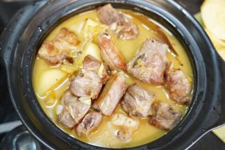 把烧开的排骨倒入蒸汽砂锅里