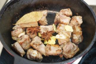 加入姜片、香叶、八角、桂皮一起翻炒出香味