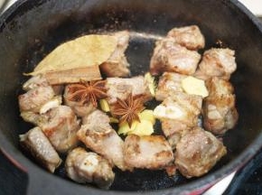 加入姜片、香叶、八角、桂皮一起翻炒出香味