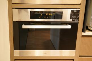 蒸箱的水箱加入适量清水，以100摄氏度蒸肉键预热