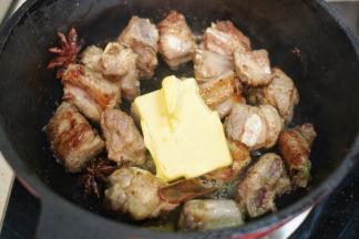 加入黄油一起翻炒至排骨表面焦黄